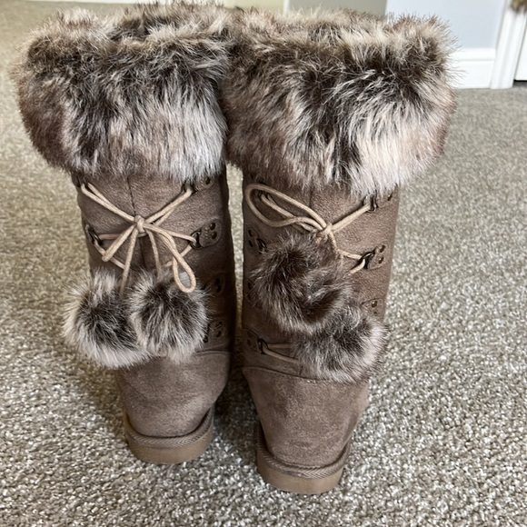 Casual Winter boots size 8 faux suede outer faux fur lining & lace up w Pom Pom - Picture 2 of 16
